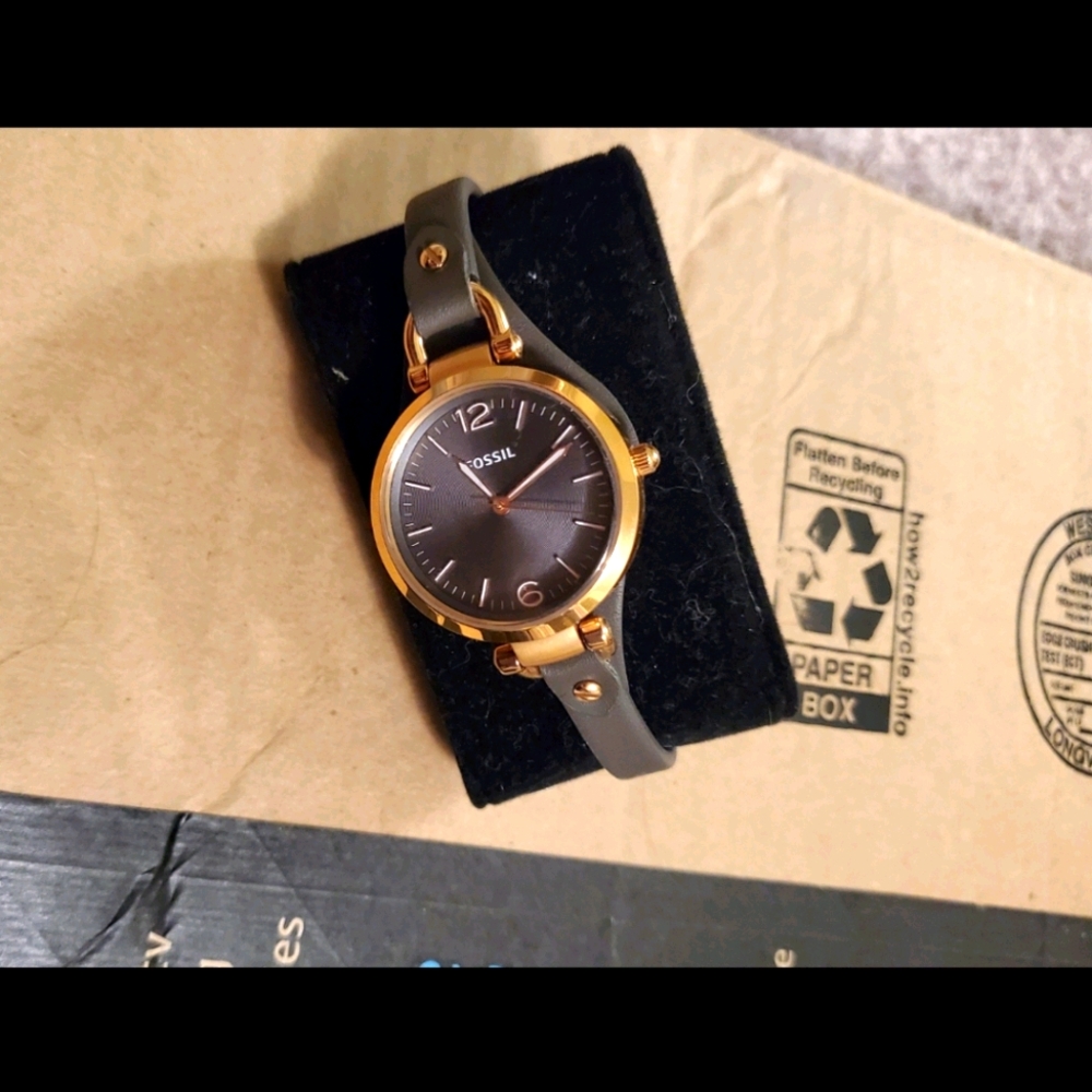 BEAUTIFUL LIKE-NEW FOSSIL LEATHER ROSE GOLD WATCH